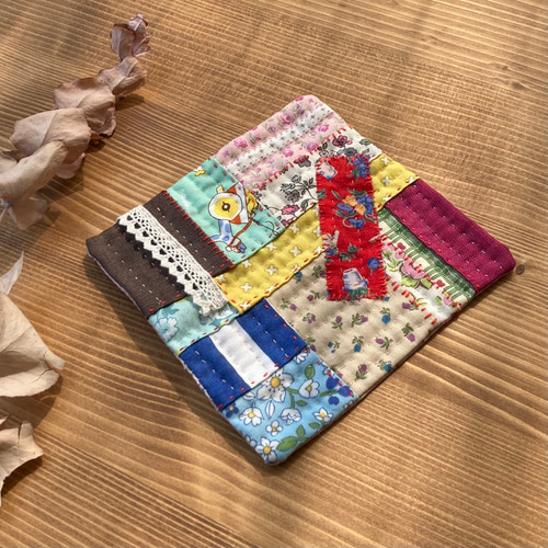 ✩.*˚ コースターセット ハギレが溜まってきたので コースターにしました⸜ *ˊᗜˋ* ⸝ 柄合わせが苦手なのですが 可愛く仕上がったよ♡収納するケースとコースターの柄を合わせて♩ まだまだハギレ残ってるので もう少し増産します ง •̀_•́ งミシン ハンドメイド 布