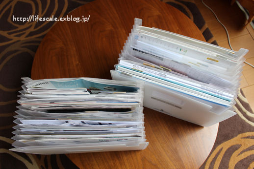 ♡ セリア ドキュメントスタンド ブラック、グレー 3色展開でホワイトもあるんですが売り切れていました サイズ：約H33.3×W23.5cm材質：ポリプロピレン モノトーンですっきりシンプルなデザインが良き✨ 嬉しいポイントたくさん！ ・A4クリアファイルがそのまま入る