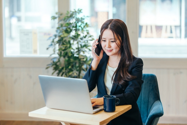 コワーキングスペースでちゃんと仕事する女性の無料の写真素材 - ID.3932フリー素材 ぱくたそ