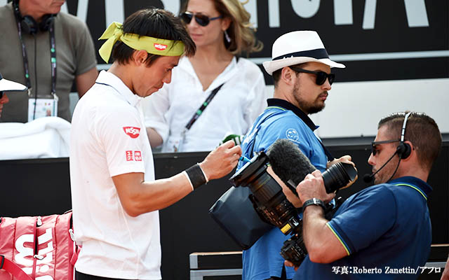 📸カメラサインショット📸---﻿ ﻿ ﻿ いつもは正面からみているカメラサインですが ﻿ 横からみるのもイイ！！✨﻿ ﻿ ﻿ 真剣にサインしている選手や﻿微笑みながらサインしている選手﻿ どちらも可愛い〜〜🥰﻿ ﻿ ﻿ ﻿秋田ノーザンハピネッツ細谷将司サンロッカーズ渋谷