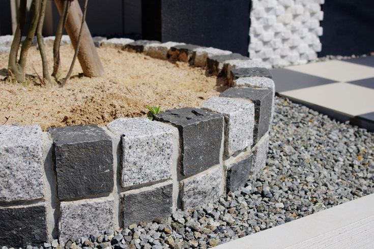 2丁掛のピンコロ石で花壇DIY