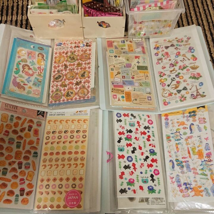 スッキリ使いやすいシール収納ファイルとは？実際使ってみた感想を紹介します「こまごまファイル」SAKURA PRESS株式会社サクラクレパス