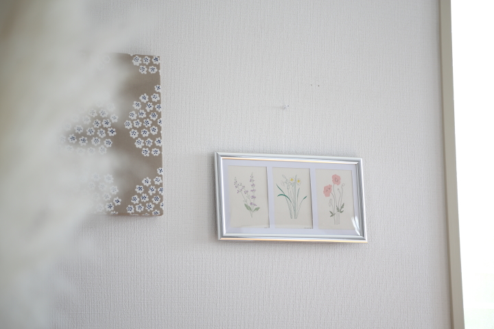 フレームで印象変わるよ。100均や無印良品で ポストカード を素敵に飾ろうキナリノ