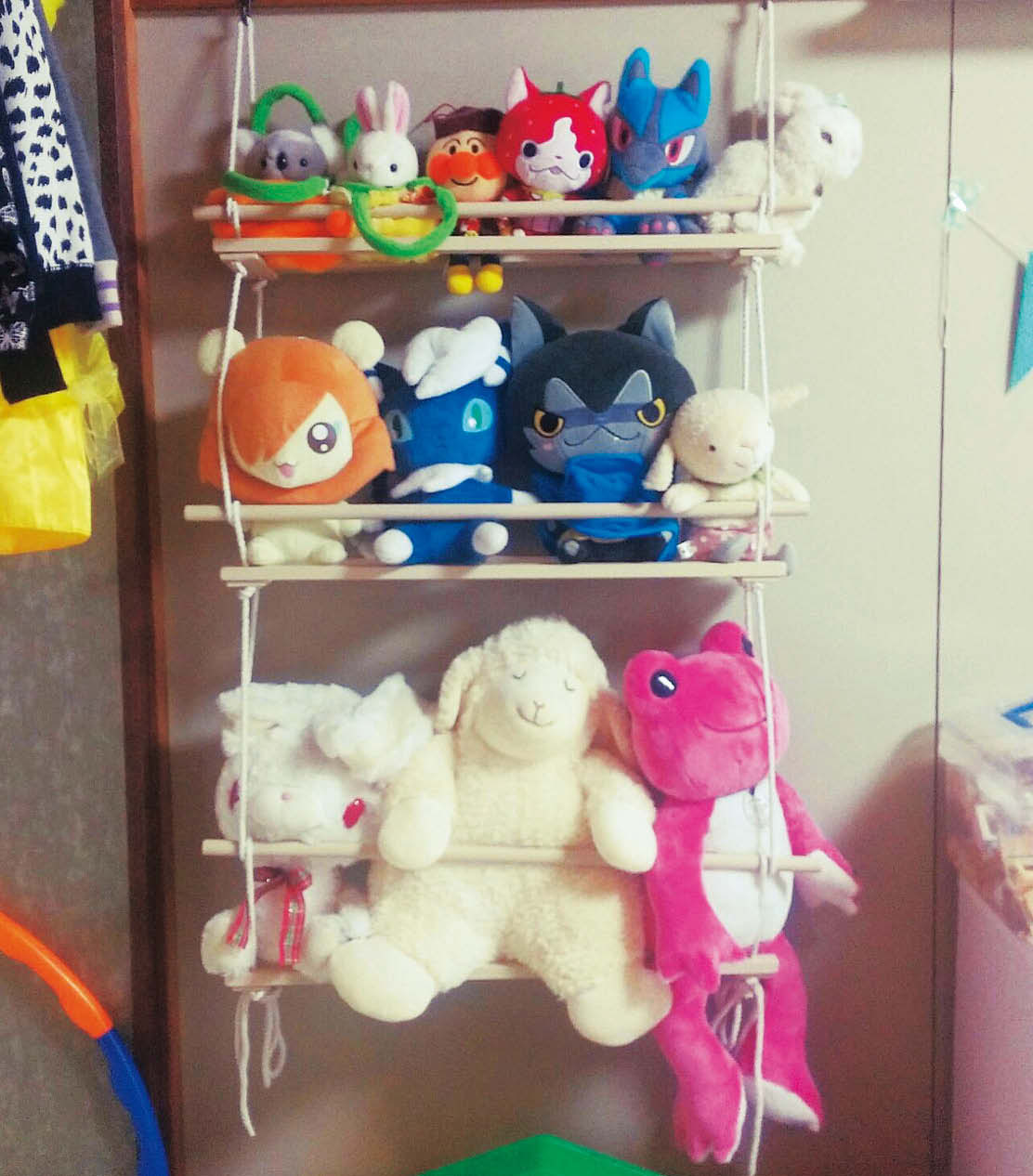 100均 ワイヤーネットでぬいぐるみの棚をＤＩＹ 引き戸に吊るす : 節約ライフを楽しまなきゃ