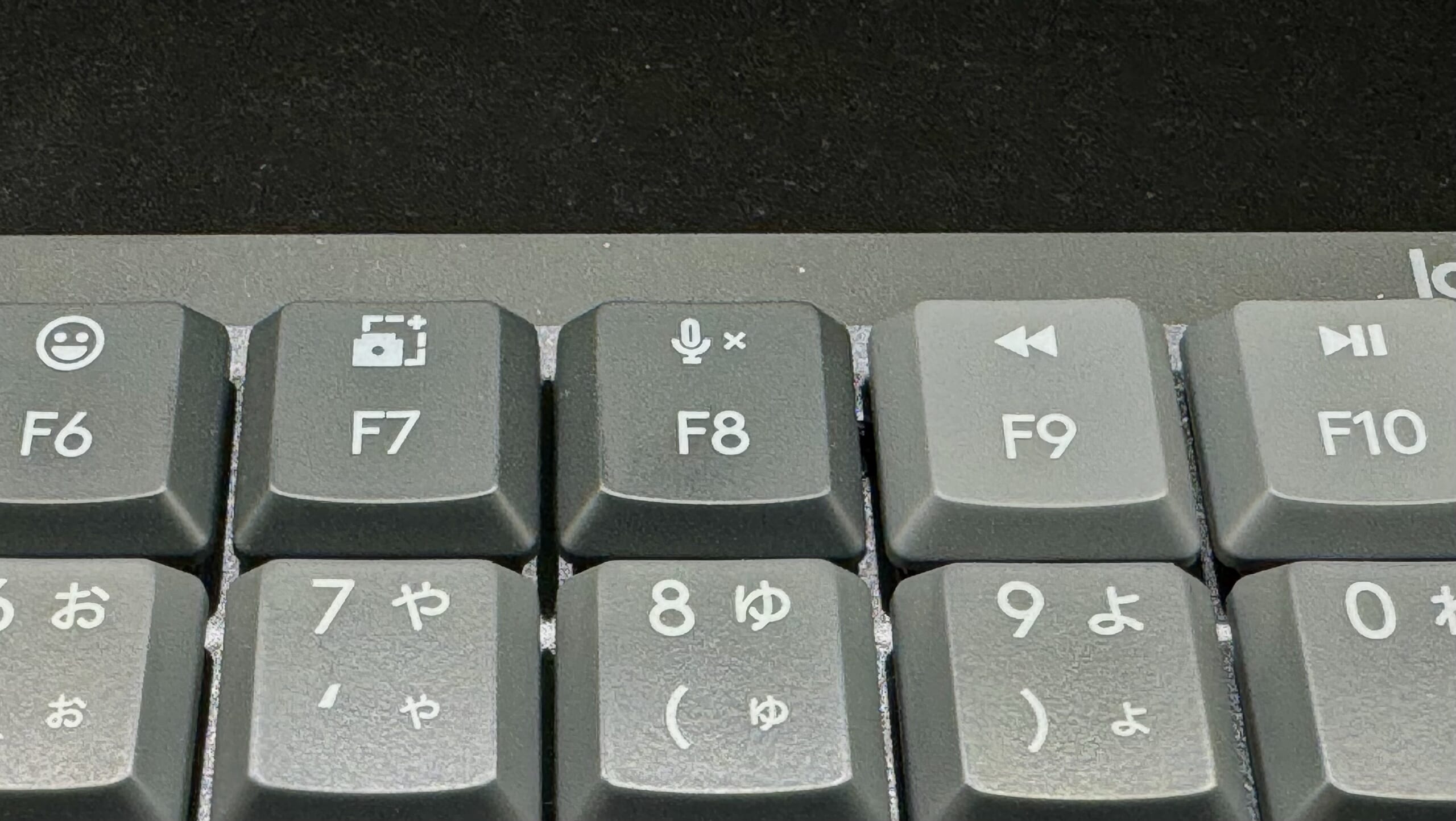 Windows 11 で Teams のミーティング 通話中に、このマイクのアイコンを非表示にする方法ってある？ めっちゃ邪魔なんだけど :r windows