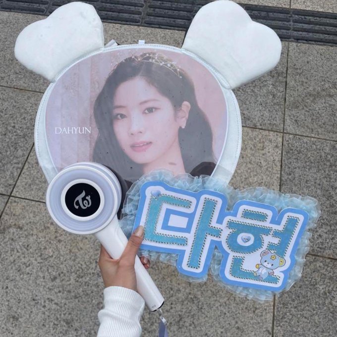 現場前の参考に！ネームボードデザイン5選今回紹介するのは、推しネームボードのデザイン5選です。自分好みや推しの雰囲気に合わせるなどアレンジ無限大なので、ライブやイベントに向けてぜひ参考にして作ってみてください💙✨photo by @__lvsujuu @_96nm.a @__ar__d