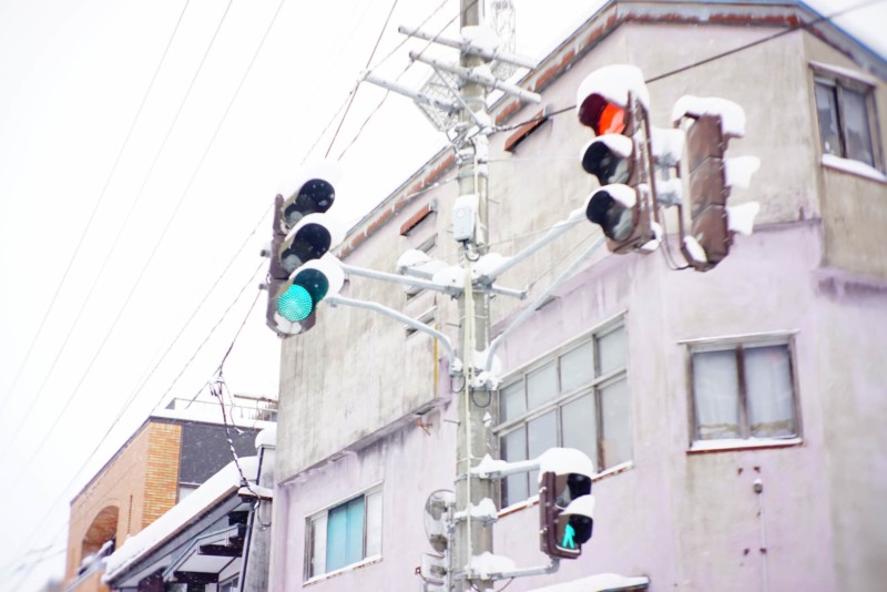 レンズに凹凸!? 厚さ6cm「フラット型信号機」に隠された工夫クルマ情報サイトｰGAZOO.com