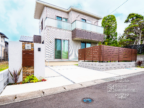 札幌のお庭例 豊平区 ビフォーアフター・リガーデン・リフォーム・オシャレな目隠しフェンス・オシャレなリビングガーデン・かっこいい外構 施工事例札幌の庭デザインは株式会社 森造園ガーデニング・カーポート