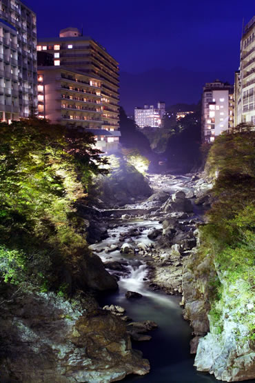 ふれあい橋（山楽の隣です）夜祭り、本日も盛況です/鬼怒川温泉 山楽のブログ - 宿泊予約は＜じゃらん＞