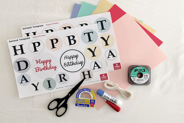 ガーランドの作り方を紹介！折り紙で作る壁に飾れて、片付けは小さく畳めるセンスつづりになります 音声解説ありつくるモン