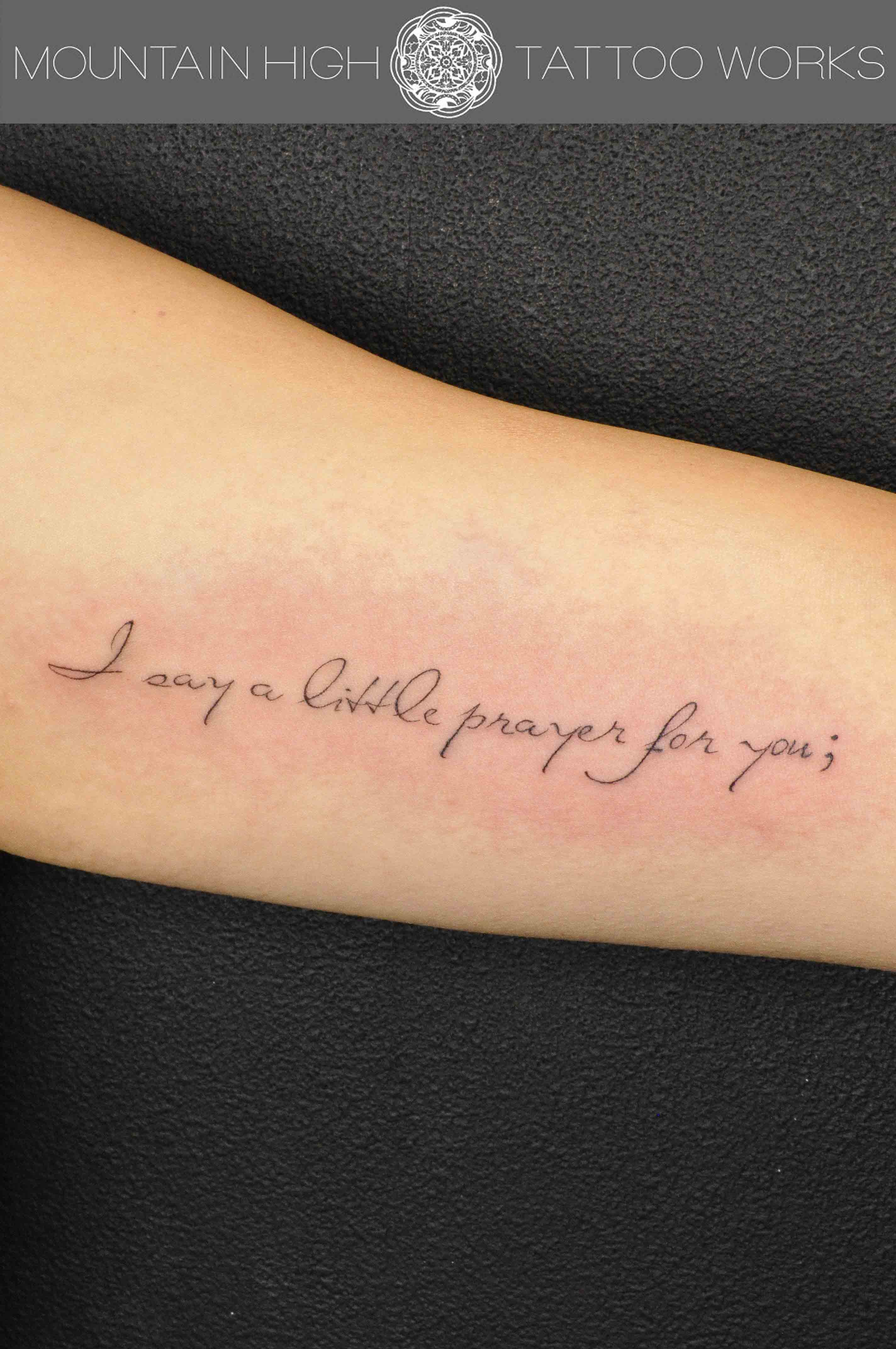 筆記体「Memento Mori」のタトゥー画像大阪 LUCKY ROUND TATTOO 刺青