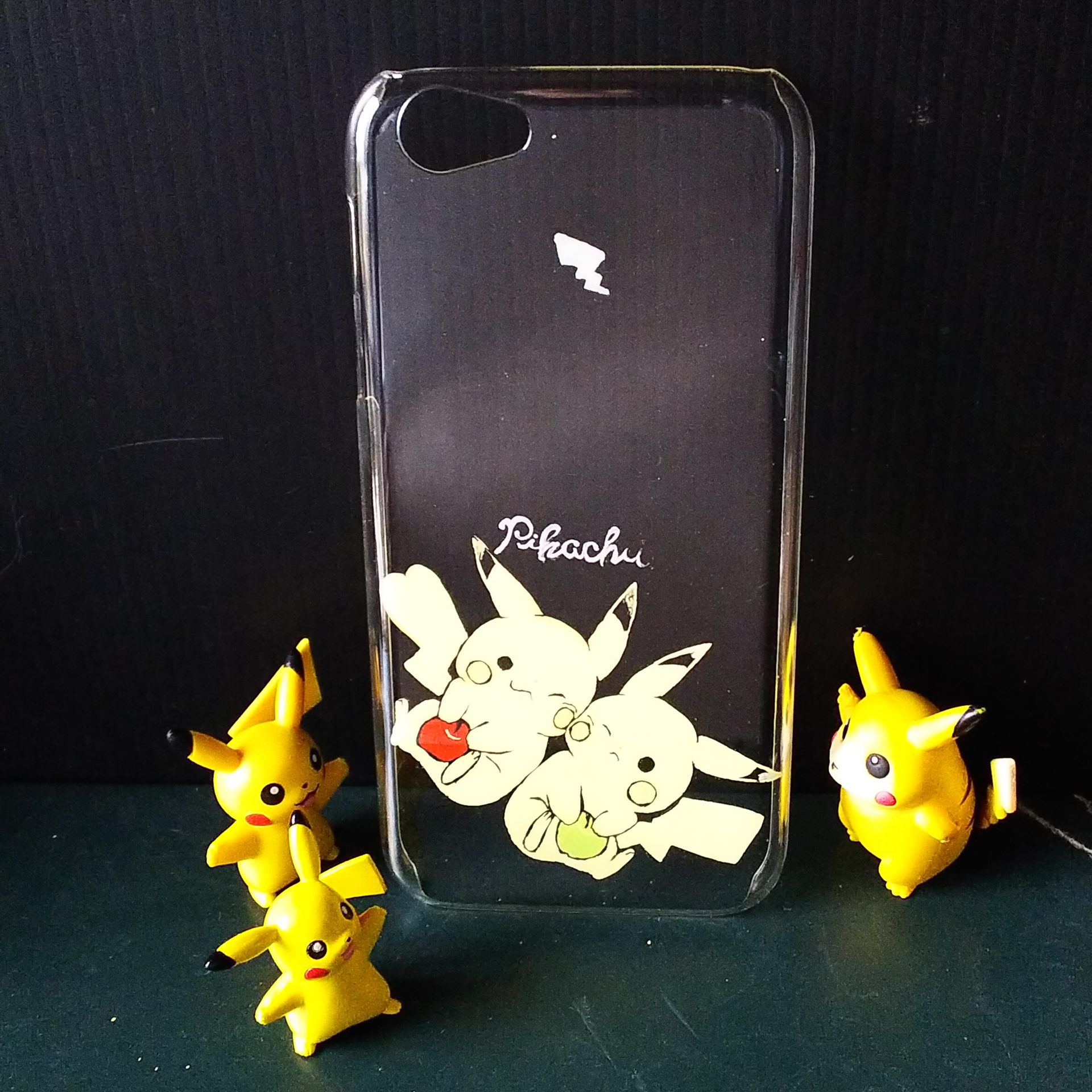 推しを推すスマホケース」の作り方。透明なiPhoneケースにトレカ・ステッカーを挟む簡単アレンジから上級者向けまで！推し活がもっと楽しくな