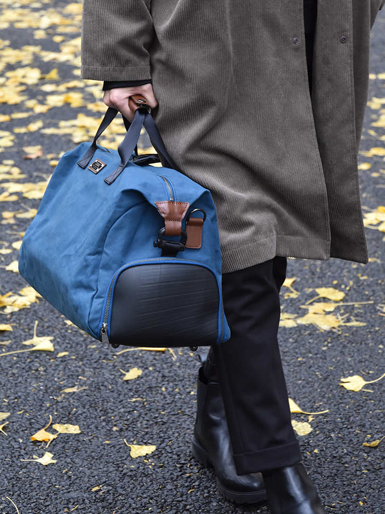 廃タイヤをアップサイクルする「SEAL」、廃材と本物のパラシュート素材を組み合わせた軽量ボストンバッグを新発売。株式会社モンドデザインのプレスリリース