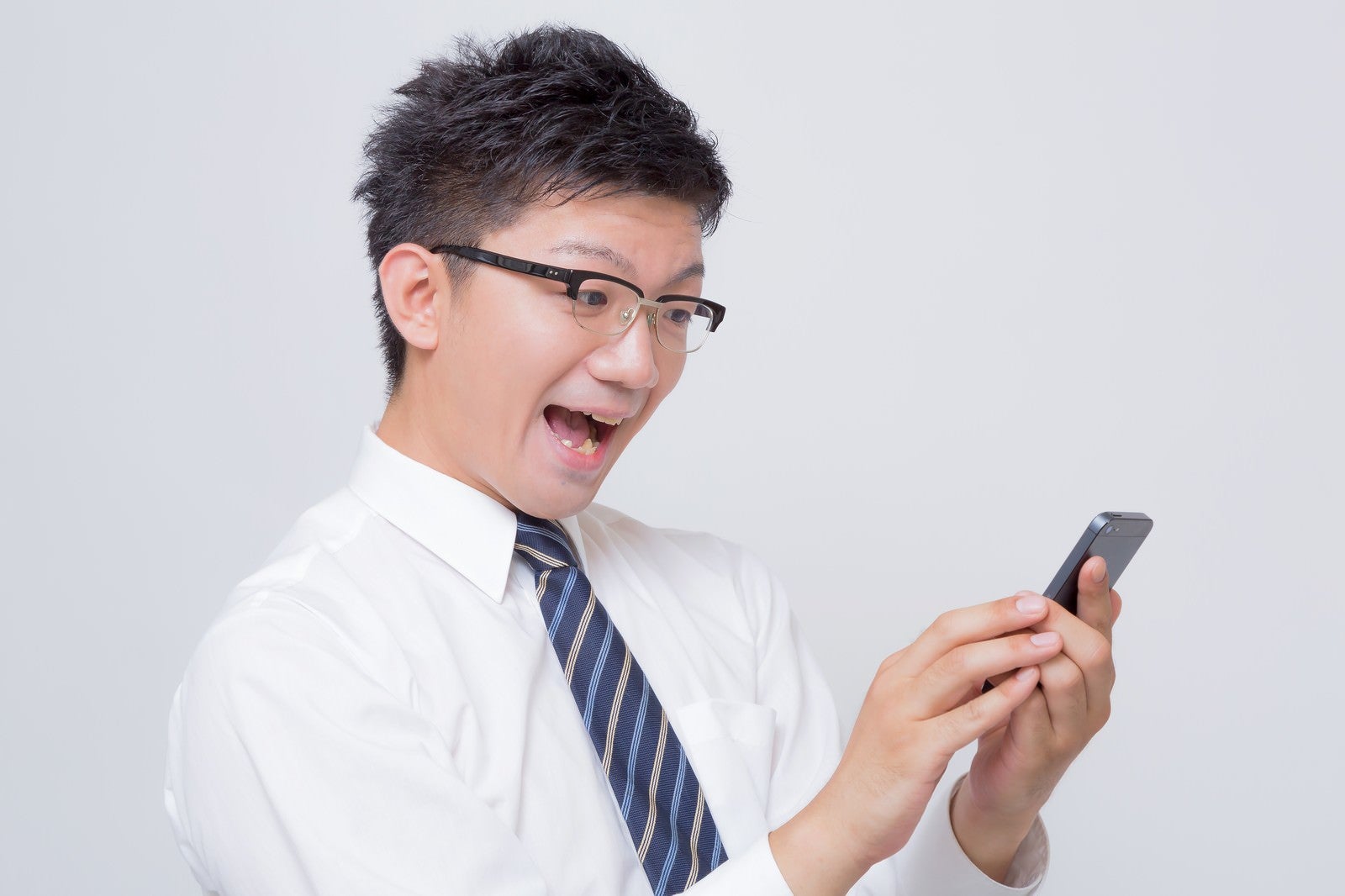 スマートフォンを操作する手のイラスト商用可・フリーイラスト素材ソコスト