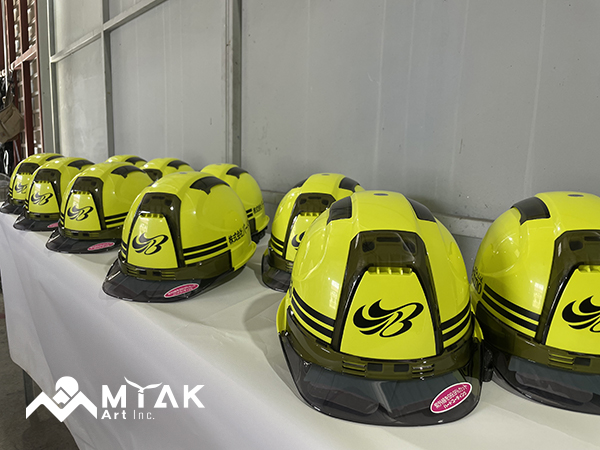 製作・施行事例ヘルメットラッピング 今回、アドバンスMCの眞鍋様の ヘルメットをデザインから製作施工 させて頂きました!ご依頼頂いた際にお気持ちとして、 5枚目のようなステッカーを プレゼントさせて頂いております!ヘルメットラッピングアドバンスMC