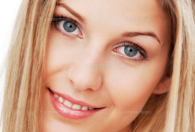 外で電話する外国人女性モデルの無料の写真素材 - ID.19334フリー素材 ぱくたそ