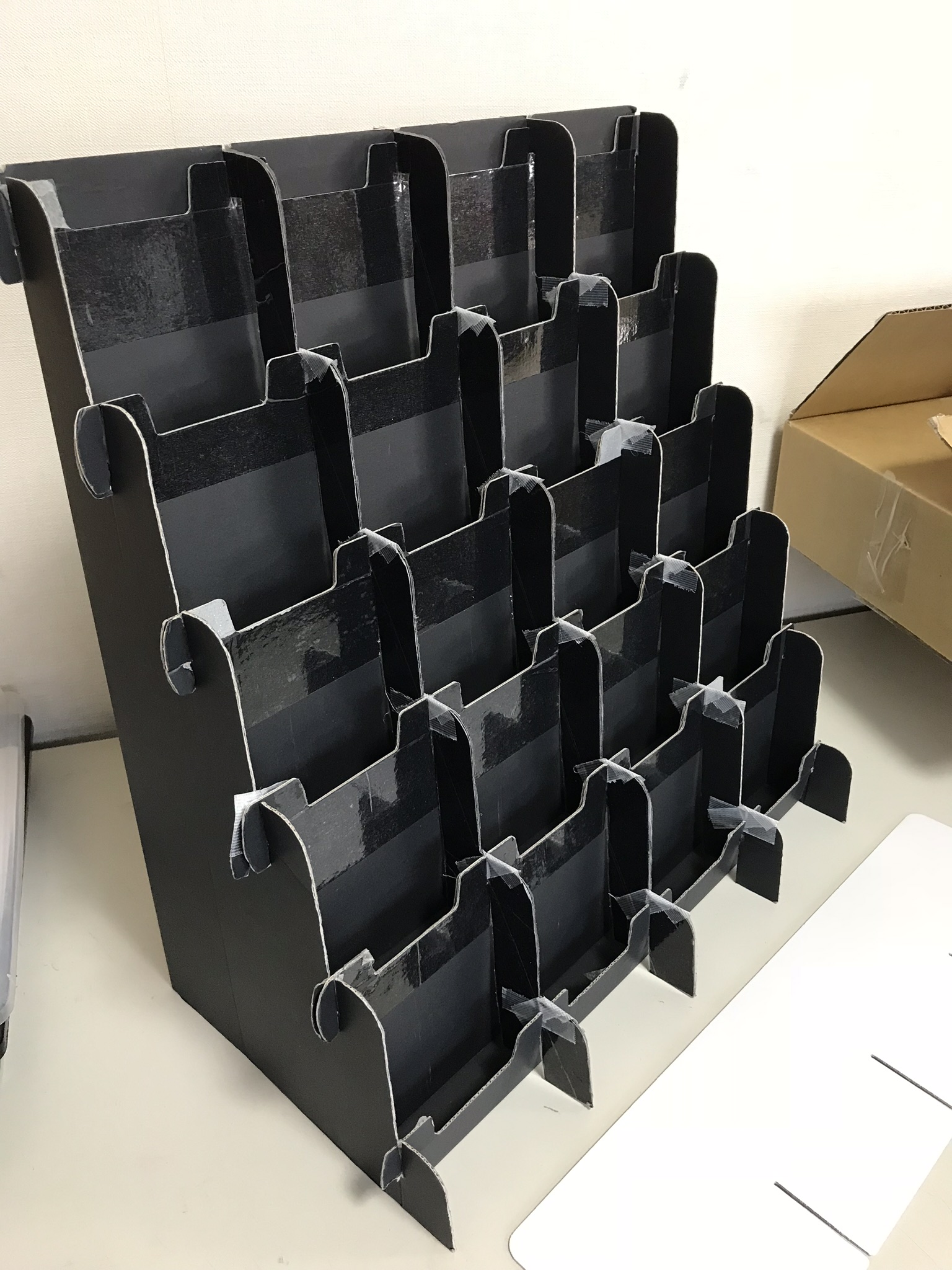 Amazon.co.jp: ディスプレイスタンド 組み立て式ハンドメイド用 飾り棚 ポストカード 什器 アクセサリー ディスプレイ ひな壇 折りたたみ傾斜 ダンボール 棚 手作り 台 収納 ブラック パーツ ネックレス チャーム 設営 イベントコンパクト 木目ブラック: ホビ