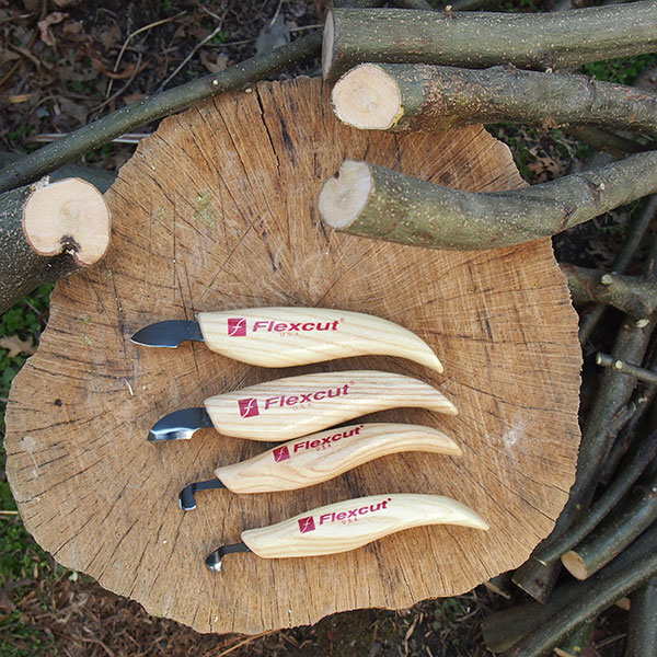 伝統的なルーマニア語モデルの彫刻が施された木製スプーンの写真素材・画像素材 Image 38118686