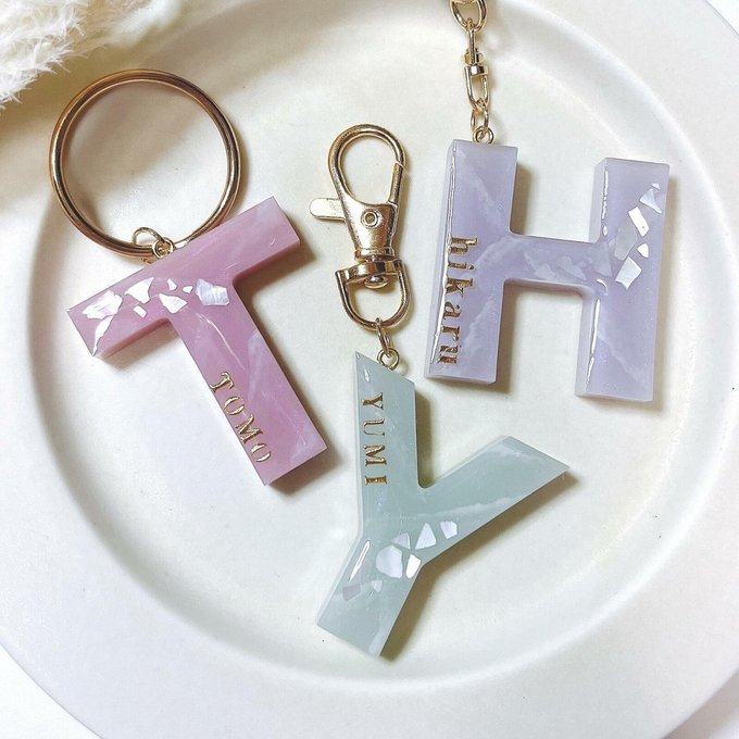 ニュアンスデザインのイニシャルキーホルダー😌 フレームのみも可愛い🩷 ここからキーホルダーにするため 穴開け加工します🙏🏻あまりにツヤツヤプルプルで綺麗だったので📸 🖊️ Remy.ではオーダーも承っております😄 過去のデザインから 気になるものがあればDM