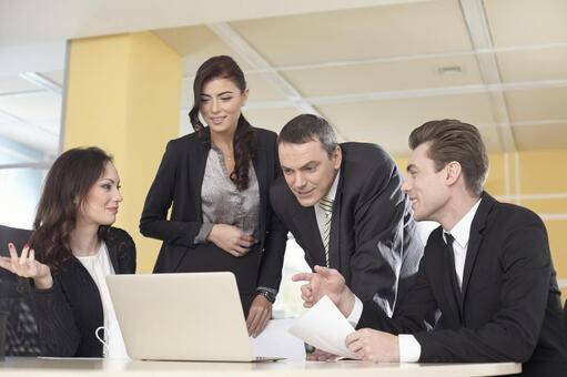 カフェでパソコンを使って仕事をしている女性 10568008045 の写真・イラスト素材アマナイメージズ