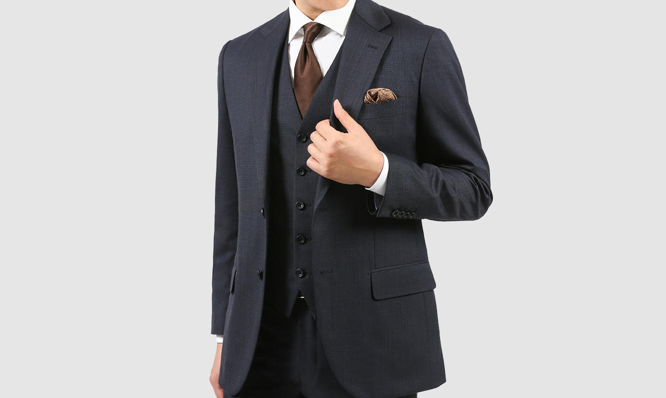 椅子に座るスーツ姿の男女 11004101729 の写真・イラスト素材アマナイメージズ