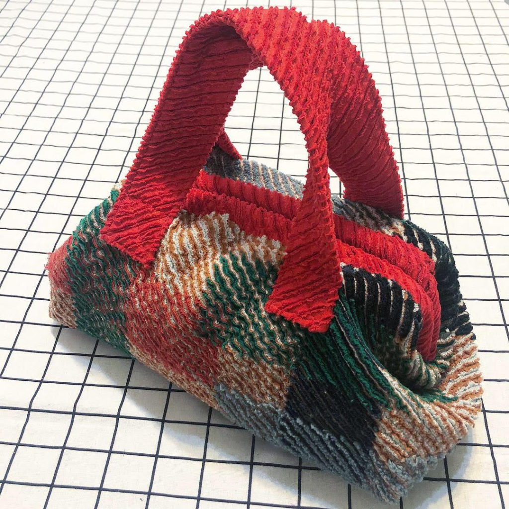 スラッシュキルトのポーチ作成の続きです♪ 洗濯した生地が半乾きの状態で、お風呂用ブラシで擦り生地を毛羽立たせます！そうすると断面がほぐれてもふもふに❤️handmadehandcraftedoneofakindgiftideacraft recipi japan thread piercedearring skillshar