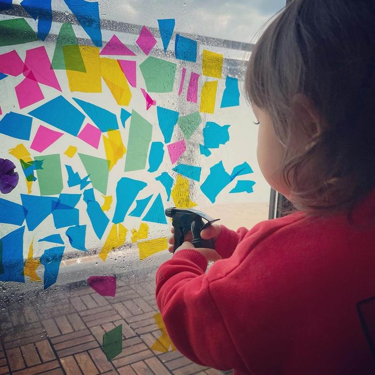 カラーセロファンを使った工作アイディア4選！触り心地や綺麗な色に子どももワクワク保育士を応援する情報サイト 保育と暮らしをすこやかに ほいくらし