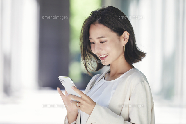 スマホを持つスーツ姿の２０代男性の写真素材19175427- PIXTA