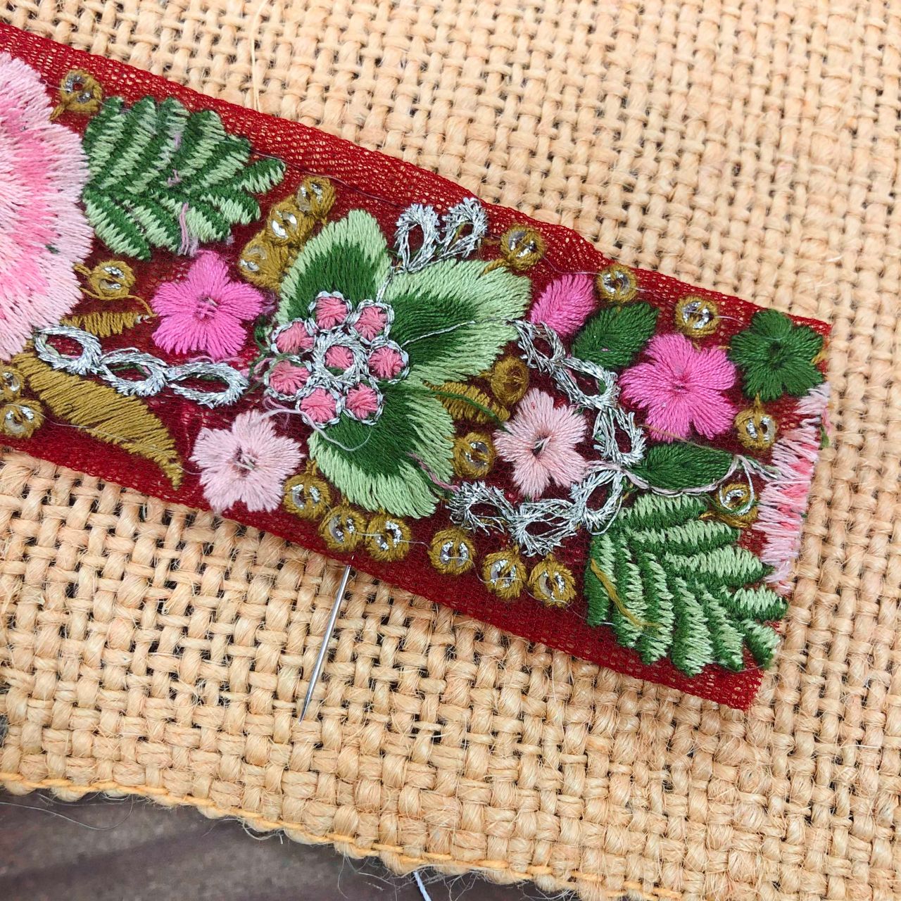 動画 まーっすぐなサテンテープをカーブに合わせる既製服の縫い方で初心者でも綺麗に縫えるオンラインで学ぶソーイングスクール RANPI 曽根かおり