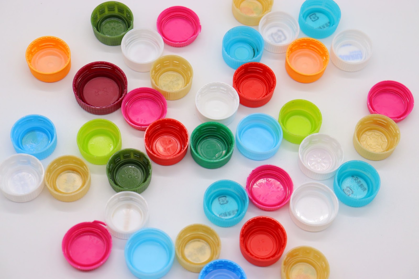 ペットボトルキャップがアクセサリーに大変身。100均アイテムと組み合わせて簡単に作れる - macaroni