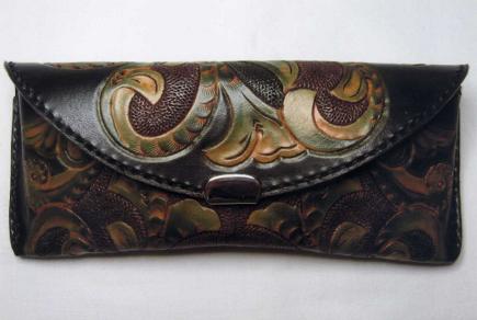 シェリダンスタイル・レザーカービング カットワークから複数の刻印を使用して革に打刻して唐草模様を描いてますレザークラフトレザーカービングハンドメイドハンドクラフト革職人ハンドメイド作家アメカジスタイルアメカジ皮雕工藝革工藝皮雕畫