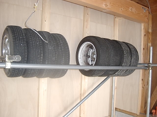 吊り下げタイヤラック@hanamarudiychannel様 弊社の単管パイプジョイントでカーポート内に タイヤラック をDIYされました。YouTube“はなまるDIY”では作り方や、メリットデメリット等も赤裸々にご紹介いただいております。はなまるDIYNTYエヌティワイDIY