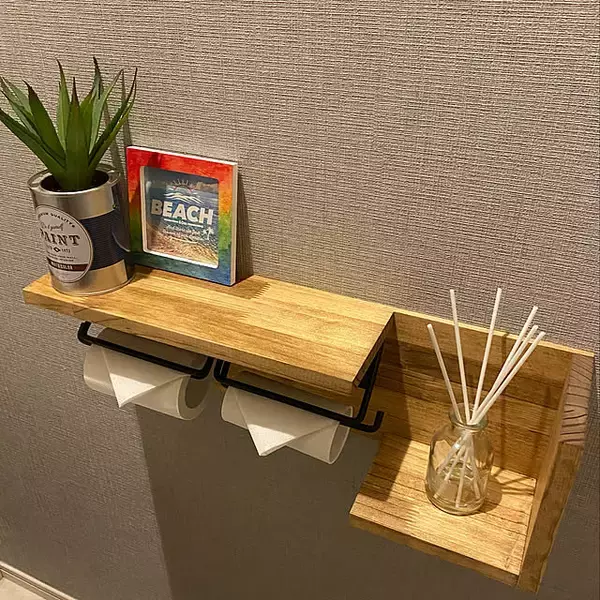 330円でできる3分DIYの続編↓ こんにちは、なみです😏トイレットペーパーホルダーをDIYしたら「真似したいけど、ペーパー交換が大変そう！」ってコメントいただきました🙇‍♀️ というわけで、改善！！ちなみにドケチ夫もペーパー交換が面倒だったようで、交換しといてって言われてしまいました😱 今回は、ダイソーのDIYフックを2つ使います。