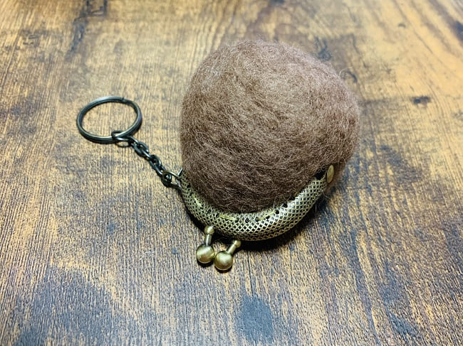 羊毛フェルト まんまる がま口財布 青 ブルー フラワー 花 小銭入れ 小物入れiichi日々の暮らしを心地よくするハンドメイドやアンティークのマーケットプレイス