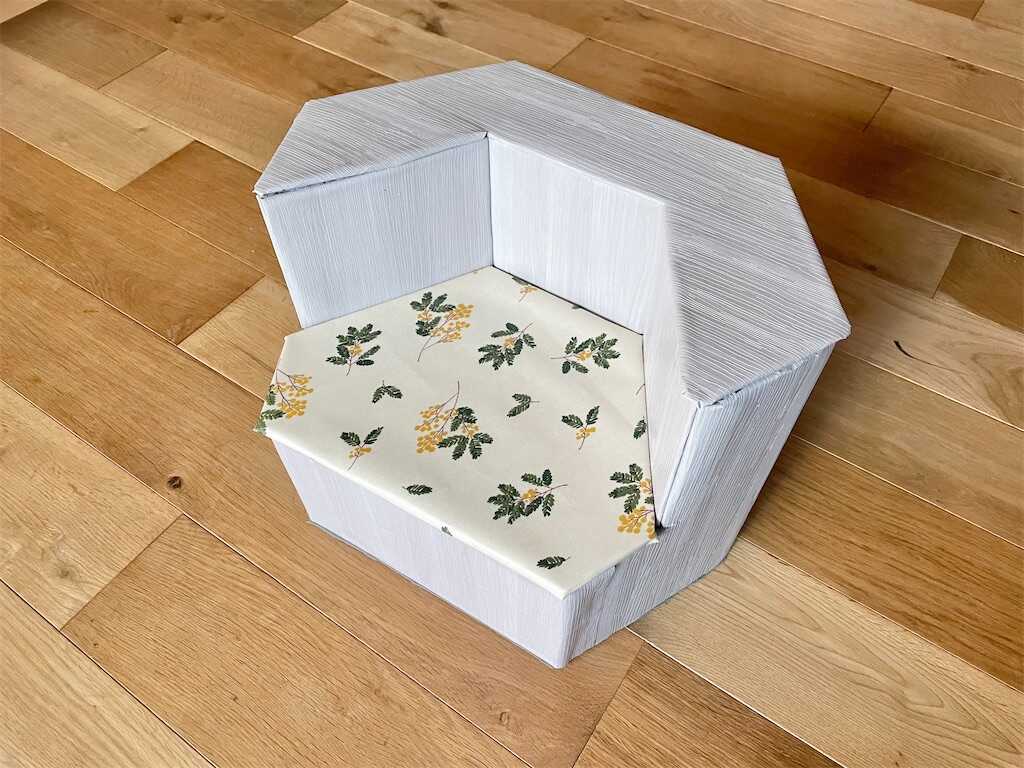 昨日の、牛乳パックいす作り工作ワークショップの様子です。 とても丈夫な椅子が完成！ 食べこぼしにも悩まない、レジャーシートでカバー。布を使わず、簡単にできる作り方をスタッフが考案！ この椅子で自らすすんで座って食べるようになった子も！ これからも広げたい