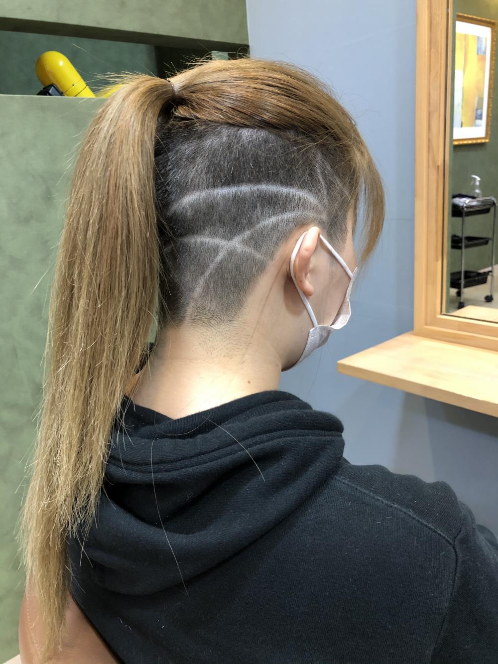 がっつりラインをいれたデザインカット✂️カット メンズカット メンズスタイル ツーブロック デザインカット ライン ツイストパーマ がっつりラインを入れてがっつりカチ上げて出していくスタイルもかっこいいですね💜美濃加茂 美容室 tomfine