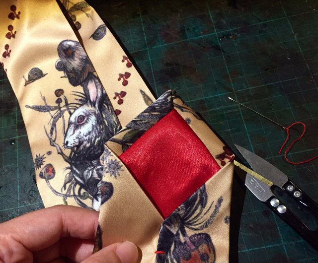 KUSKAネクタイの外し方 ネクタイを引っ張って NGのイラスト参考 外すと、生地にとてもストレスがかかります。 KUSKAのネクタイ をより長く愛用していただくために、1,2,3のイラスト順に「優しく」「紳士的に」「余裕を持って」ネクタイを外して下さい。 そんな想いで