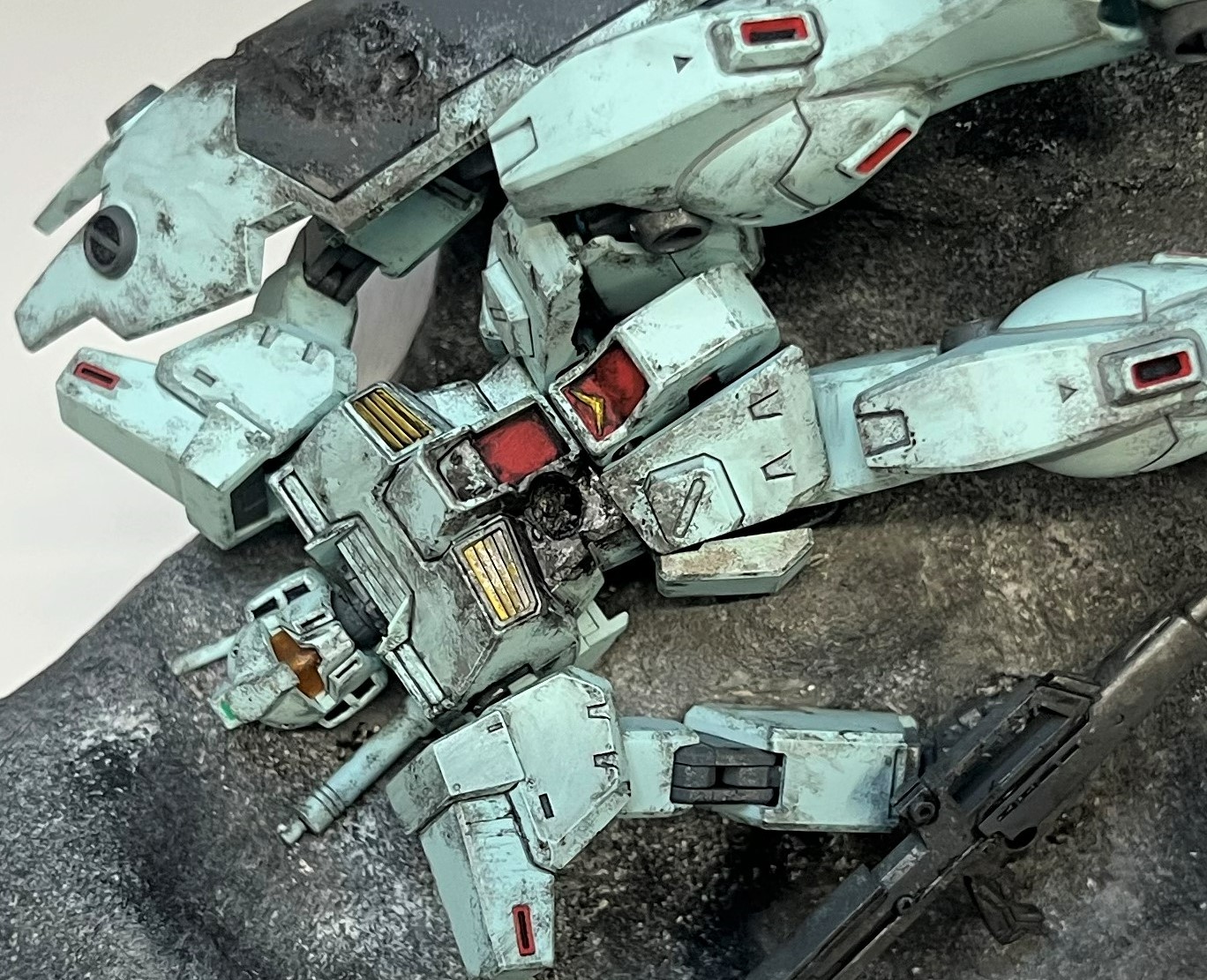 ガンプラの汚し塗装ができない」 → 本当に爆破して解決 直球すぎるアイデアが迫真のダメージ表現生むねとらぼ