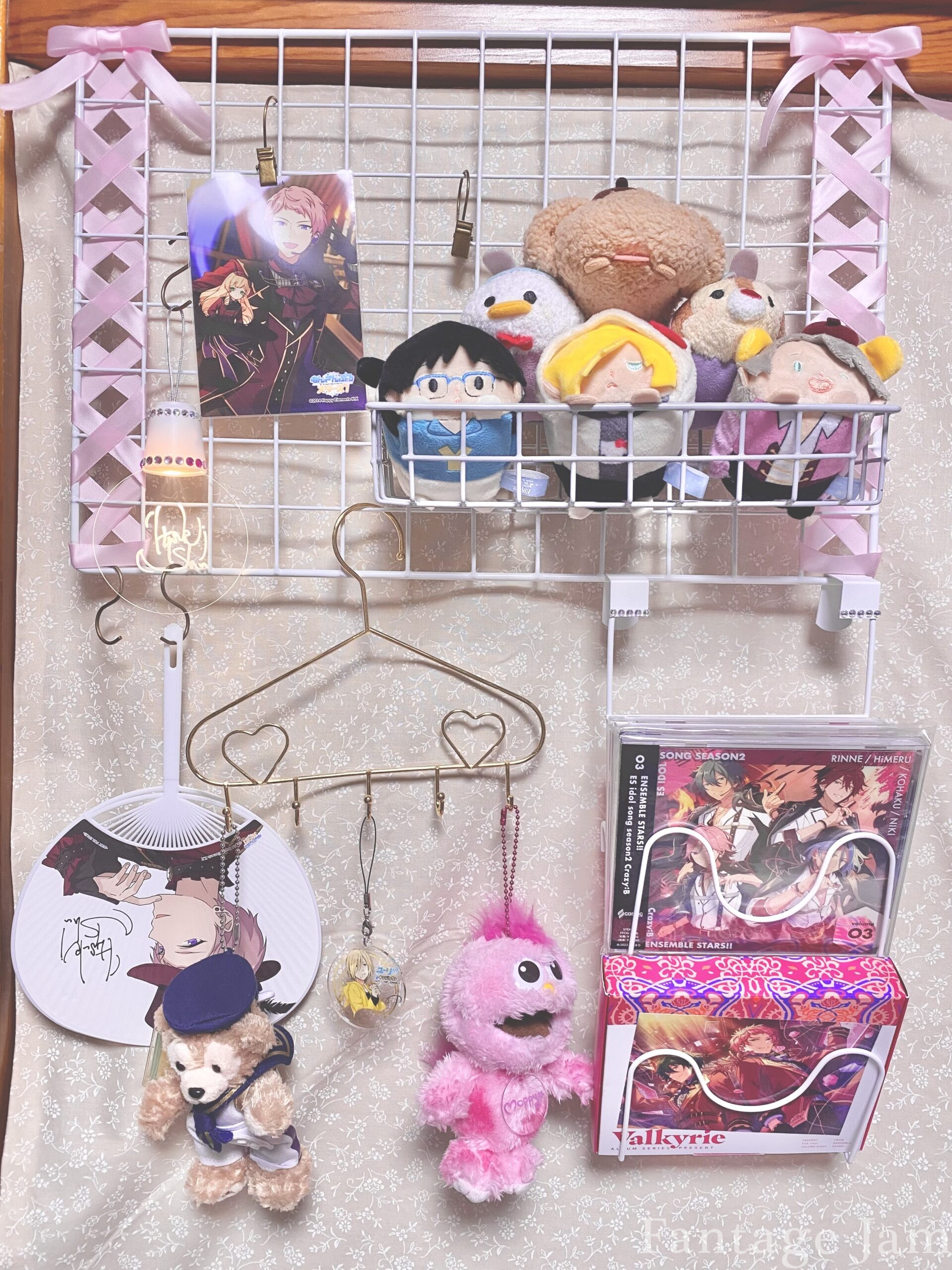 ​セリアで購入した神アイテム🥹✨, ◎100均 セリア , ・推し活ワイヤーネット用缶バッジフック8P, ・¥110 税込 ,・JANコード：4905687365786, .,100均100均購入品セリアseria購入品紹介推し事ヲタ活オタ活推し活グッズ推し活見せる収納あんスタちいかわ推しのいる生活インテリアインテリア雑貨