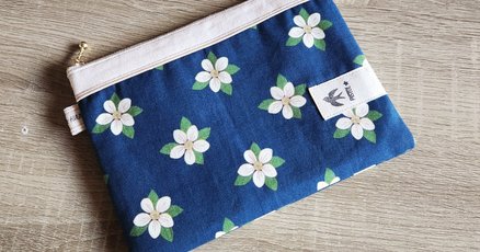 今月いっぱいで販売終了♪ ハンドメイド ポーチ 赤＆黒 フェイクレザー生地使用 - メルカリ