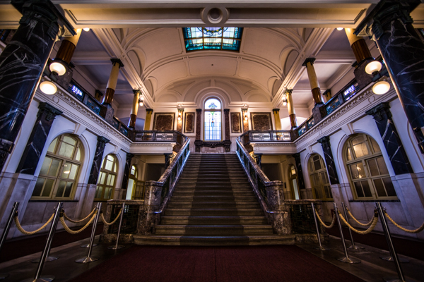 対称に心が惹かれる？「シンメトリー構図」撮影テクニック