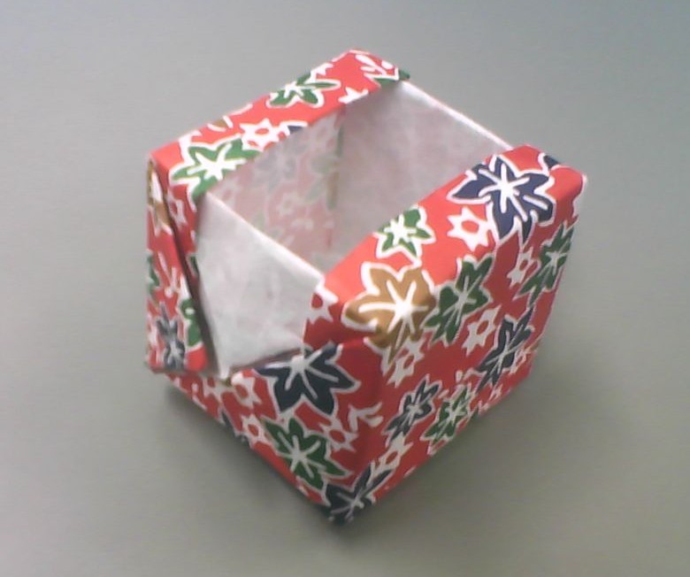 チラシで作るゴミ箱がエコで便利すぎ！4パターンの作り方を徹底解説 - macaroni