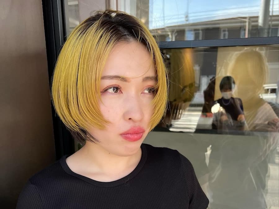 ルーツカラー丸型×ロングの20代におすすめ巻き髪×ピンク