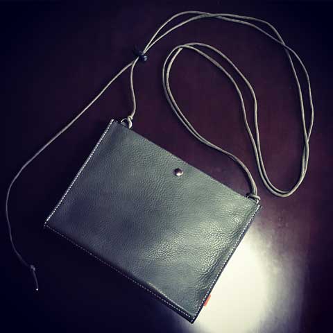 レザークラフト 気軽に持ち出せるサコッシュを自作する②完成編～愛を込めてサコッシュを～ - 田舎ぐらしのコジマッティ