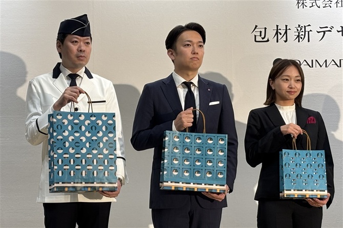 紙製ショッピングバッグ・包装紙のデザイン刷新のお知らせ＞ この度、株式会社博多大丸および株式会社大丸松坂屋百貨店では、「多様な価値観が認めあい重なりあう豊かさ」をテーマに、『百様図』と名付けたヴィジュアルアイデンティティを策定いたしました。 2025年7月30