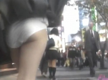 パンチラ盗撮動画】排気口からの風で捲れる制服ＪＫ達のパンティを撮りまくり！リアクションが最高傑作ｗ - 動画エロタレスト