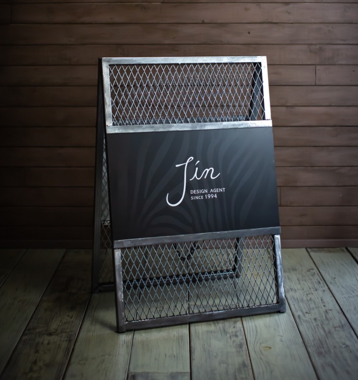 かっこいい黒を基調としたスポーツジムの外観 看板 デザインデザイン提案型の看板屋です看板デザイン相談所本店