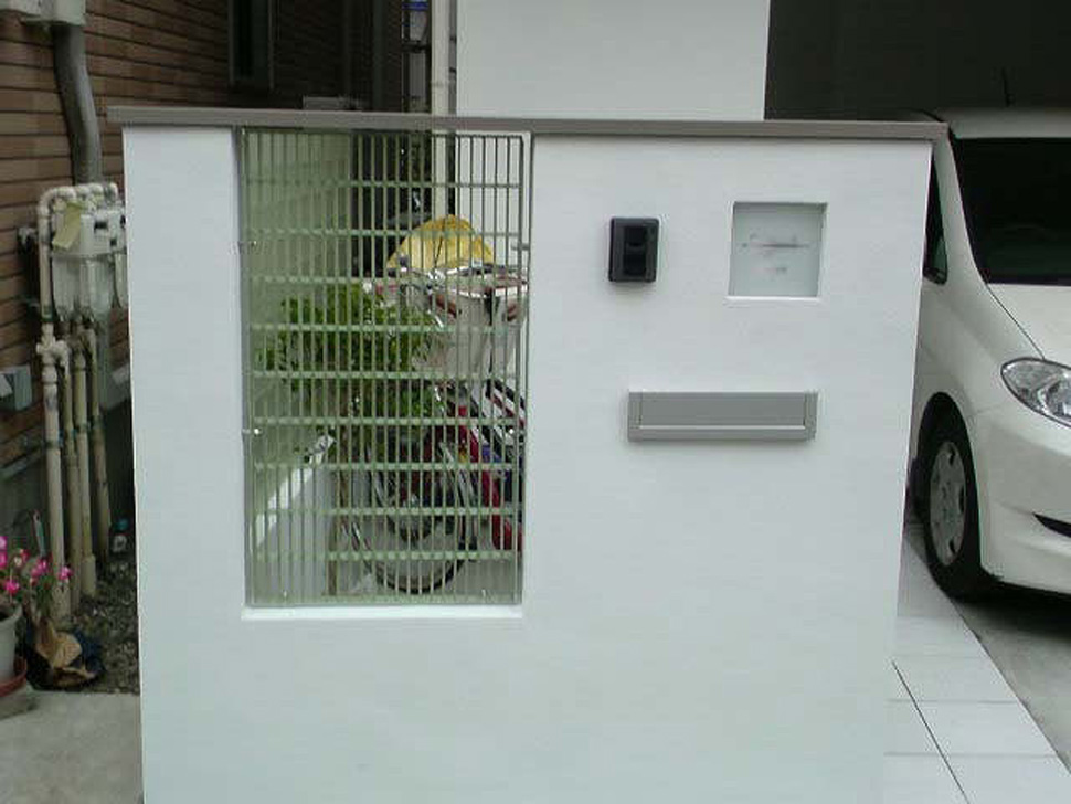 FRPグレーチング門扉。スチールは脇役ならぬ「枠役」