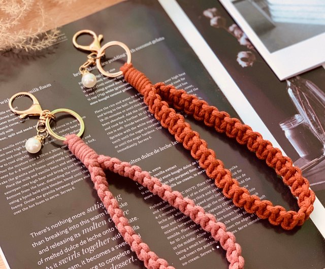 ボリュームフリルストラップの編み方🌼コットン糸で編んでいるので柔らかく、スマホが一気に華やかになります☺️💓ショルダータイプにしても絶対可愛い😍 編み方はYouTubeにて公開中です😉🎥かぎ編み編み方編み方動画かぎ針編み初心者簡単フリル