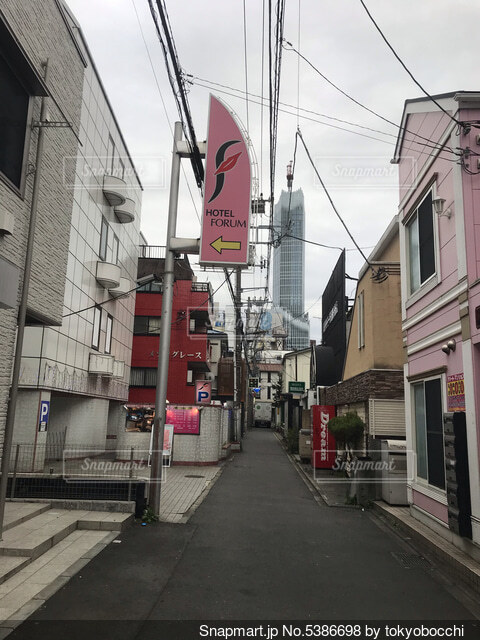 2023年版裏風俗！東京都鶯谷駅のラブホ街で立ちんぼ熟女を発見！